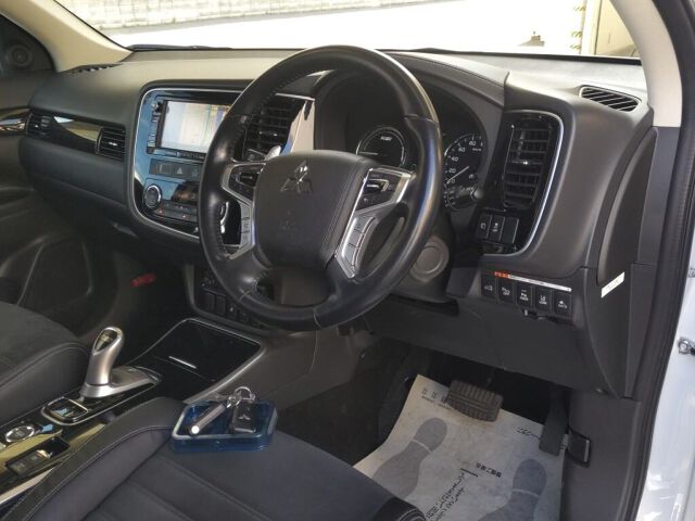 2017 Mitsubishi Outlander PHEV Gナビパッケージ 4WD auction photo 3