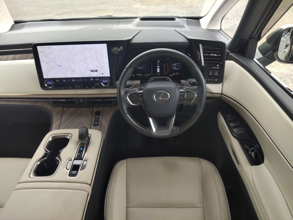 2024 Lexus LM auction photo 3