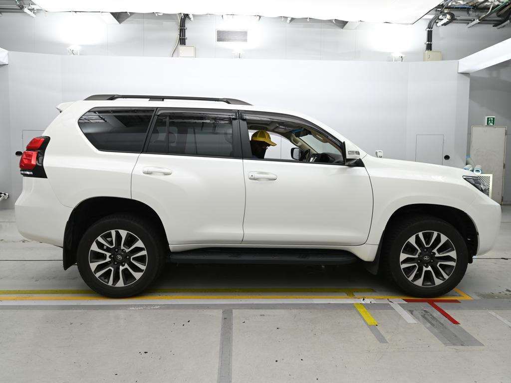 2023 Toyota Land Cruiser Prado TX L Package 4WD auction photo 3