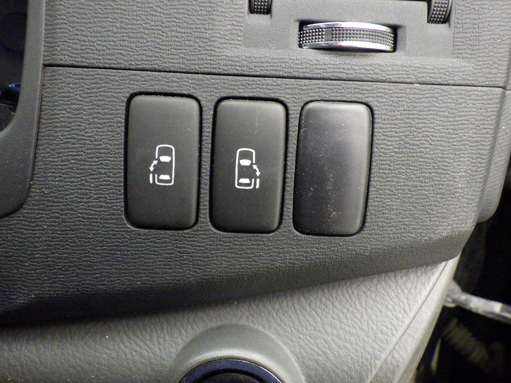 2010 Toyota Isis 4WD プラタナLTD auction photo 8