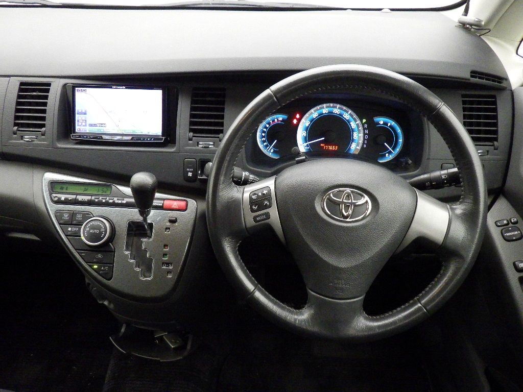 2010 Toyota Isis 4WD プラタナLTD auction photo 3