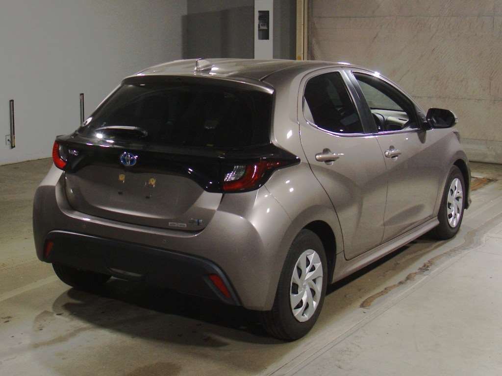 2021 Toyota Yaris ハイブリッドX auction photo 2