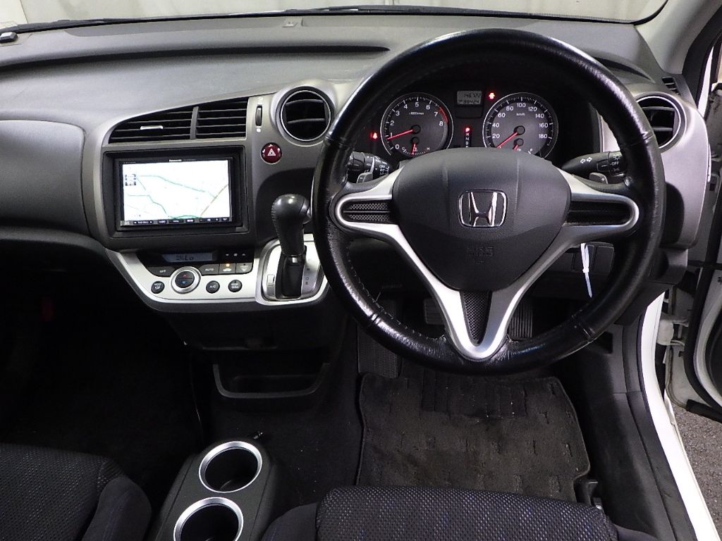 2013 Honda ストリーム 4WD RSZ auction photo 3