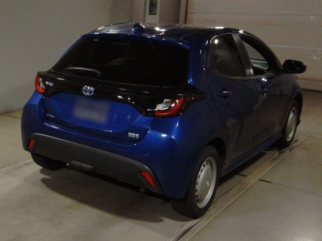2022 Toyota Yaris ハイブリッドX 4WD auction photo 2