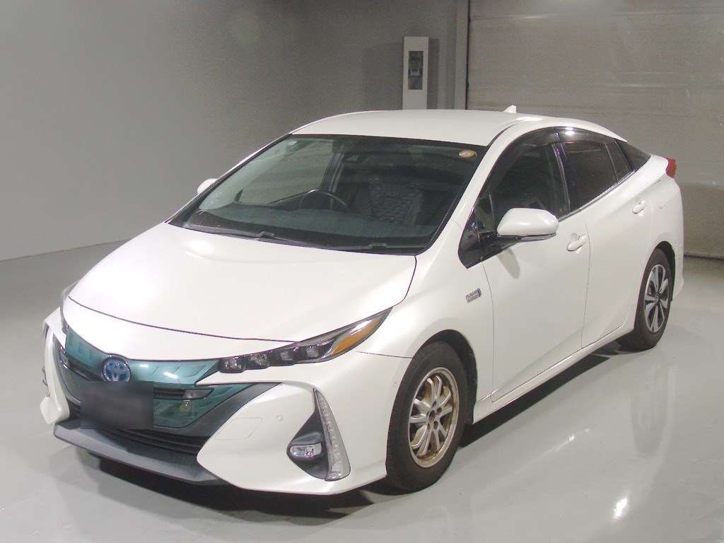 Japan Auction Vehicles 4 2017 Toyota Prius PHEV A auction photo