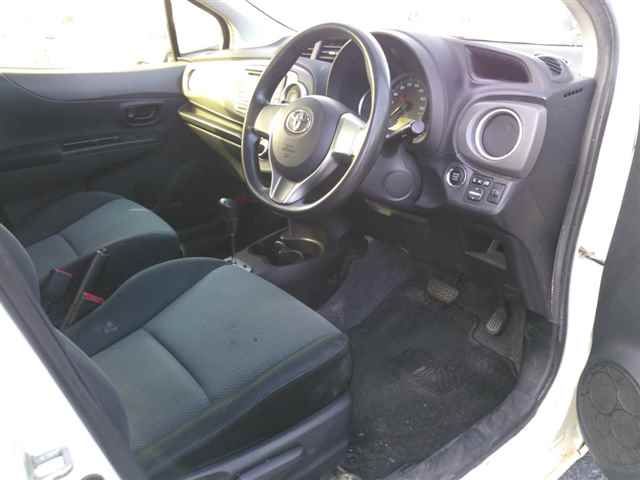 2013 Toyota Vitz Fスマイルエディション auction photo 3