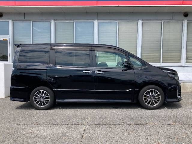 2016 Toyota Voxy ZS auction photo 2