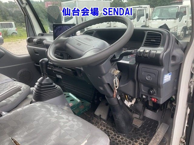 2005 Isuzu Elf Aluminum van auction photo 5