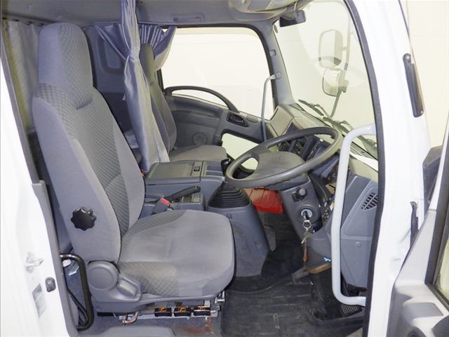 2015 Isuzu Forward Wing auction photo 6