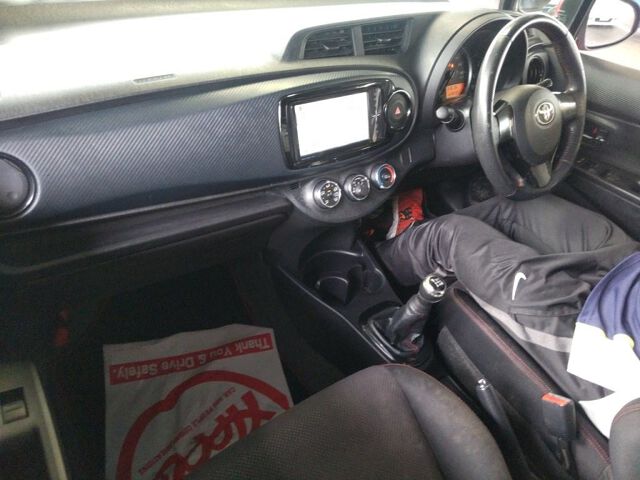 2011 Toyota Vitz RS GS auction photo 3