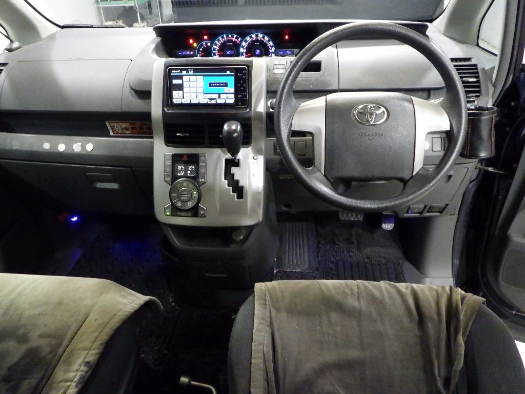 2009 Toyota Voxy XL Edition (8 people) auction photo 3