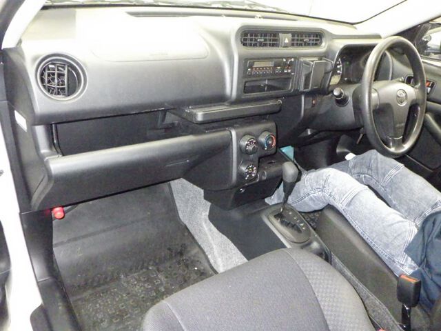 2022 Toyota Probox DX 4WD auction photo 3