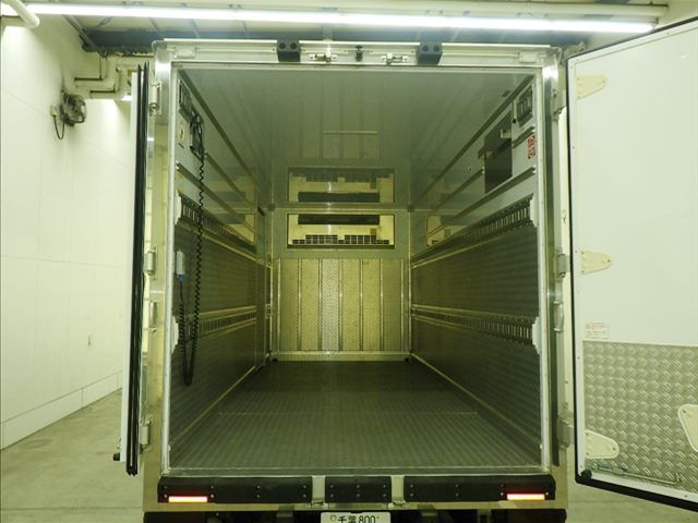 2022 Isuzu Elf Refrigerated and frozen trucks auction photo 4