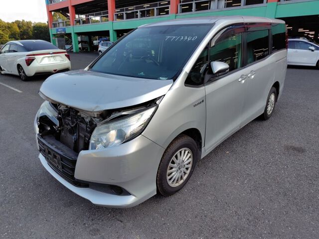 2014 Toyota Noah HV X auction photo 4