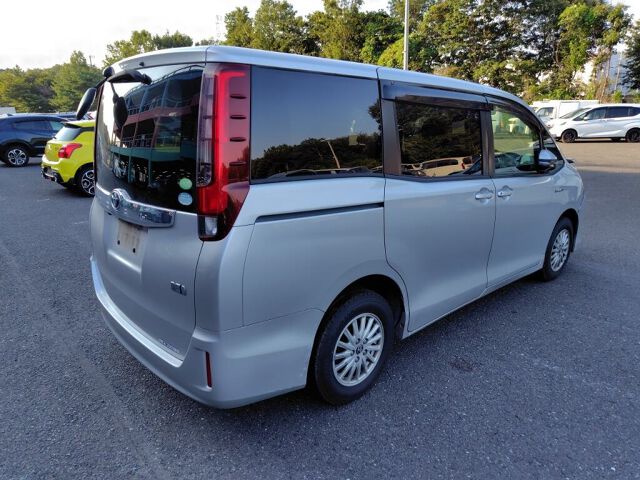 2014 Toyota Noah HV X auction photo 5