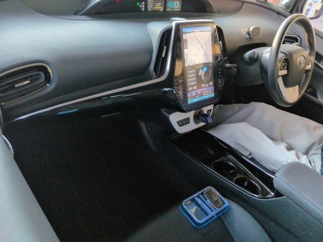 2017 Toyota Prius PHEV Sナビパッケージ auction photo 3