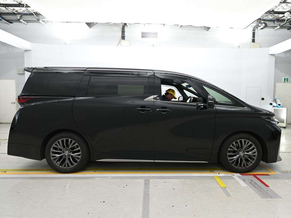 2025 Toyota Vellfire Z Premier auction photo 3