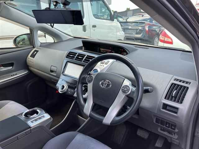 2014 Toyota Prius Alpha G auction photo 3