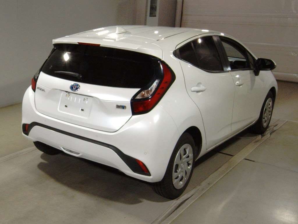 2022 Toyota Aqua X auction photo 2