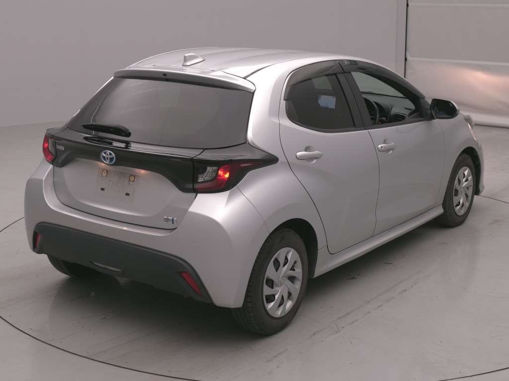 2021 Toyota Yaris ハイブリッドX auction photo 2
