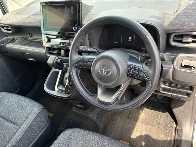 2022 Toyota Sienta Z auction photo 3
