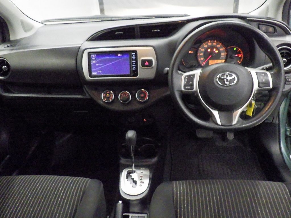 2016 Toyota ヴィッツ 5HB ジュエラ auction photo 3