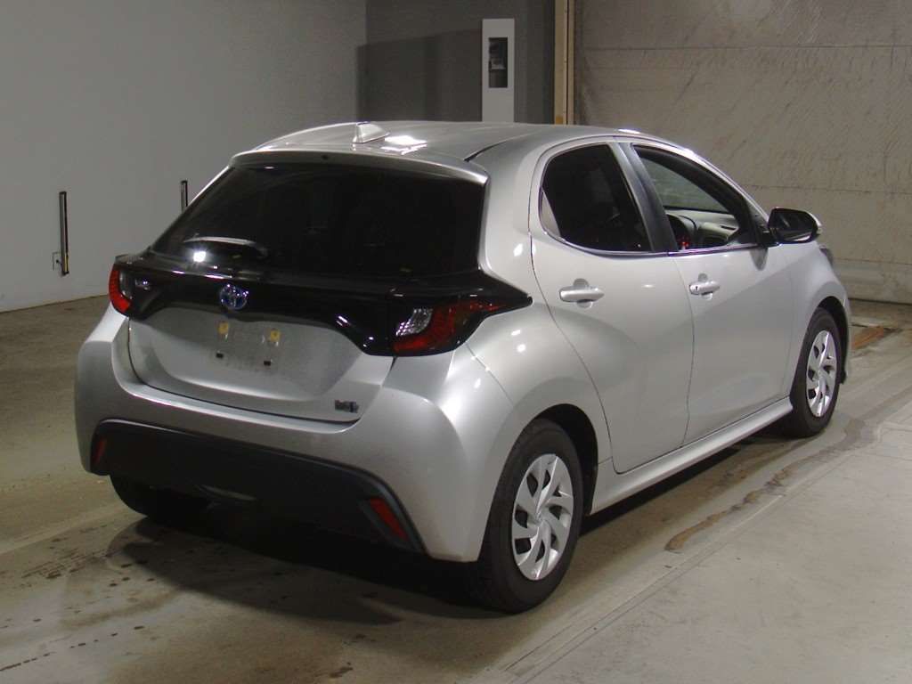 2022 Toyota Yaris ハイブリッドX auction photo 2