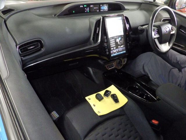 2017 Toyota Prius PHEV Sセーフティプラス auction photo 3