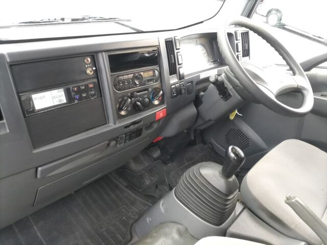 2016 Isuzu Elf Horley auction photo 3