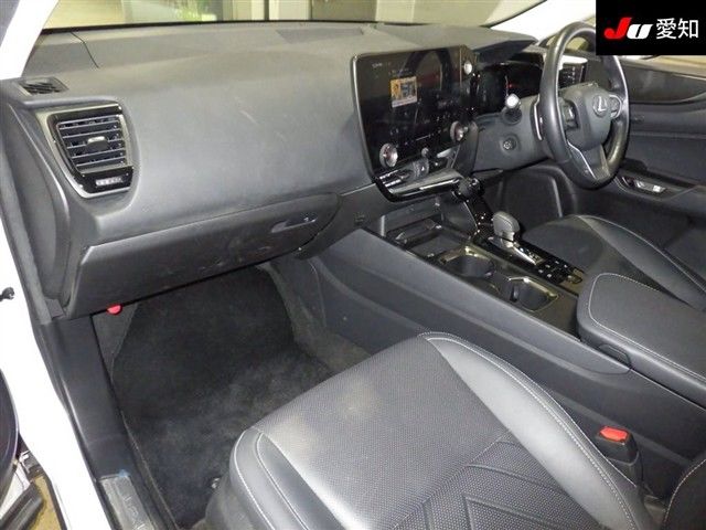 2021 Lexus NX NX450h+ バージョンL auction photo 3