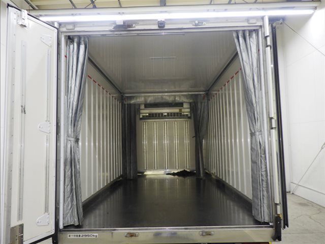 2021 Isuzu Elf Refrigerated and frozen trucks auction photo 4