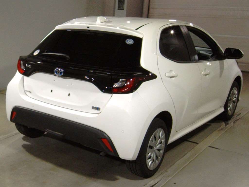 2023 Toyota Yaris ハイブリッドX 4WD auction photo 2