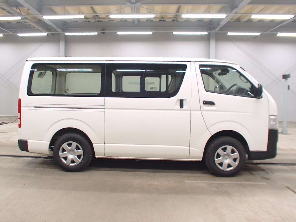 2022 Toyota Hiace ロングDX 4WD auction photo 3