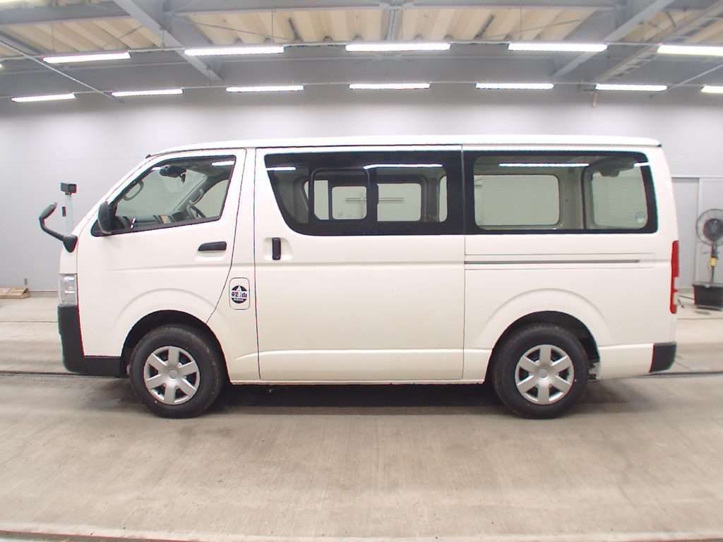 2022 Toyota Hiace ロングDX 4WD auction photo 4