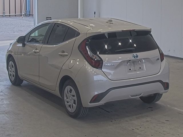 2022 Toyota Aqua X auction photo 2