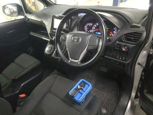 2017 Toyota Noah G auction photo 3