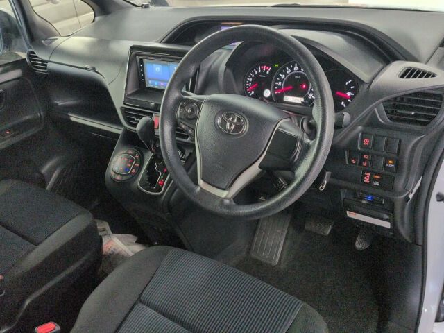 2019 Toyota Noah X フクシ auction photo 3