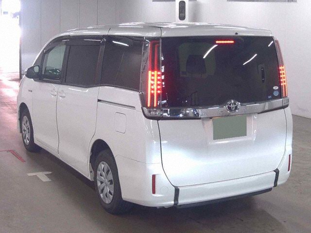 2019 Toyota Noah X フクシ auction photo 2