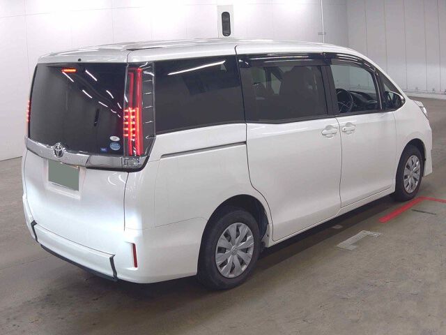 2019 Toyota Noah X フクシ auction photo 5