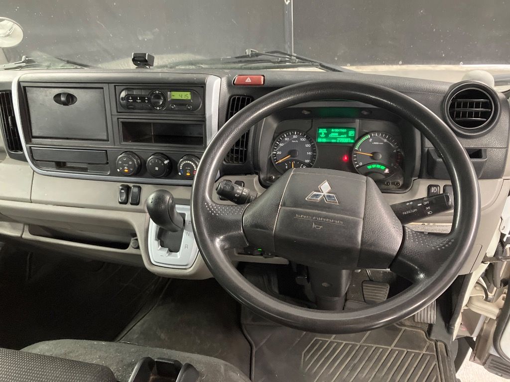 2017 Mitsubishi Fuso Canter 2.0t auction photo 3