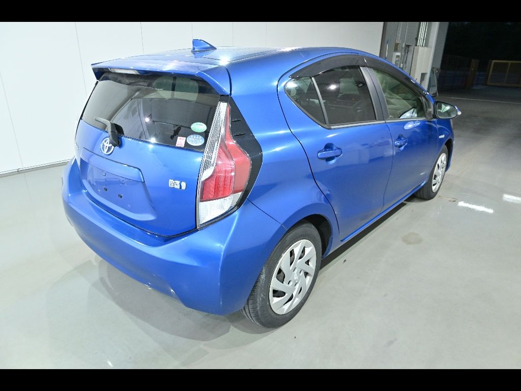 2015 Toyota Aqua S auction photo 2