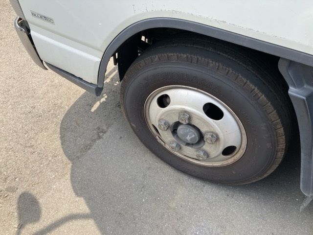 2016 Mitsubishi Fuso Canter Aluminum van auction photo 9