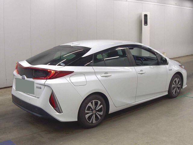 2021 Toyota Prius PHEV S Safety Package auction photo 5