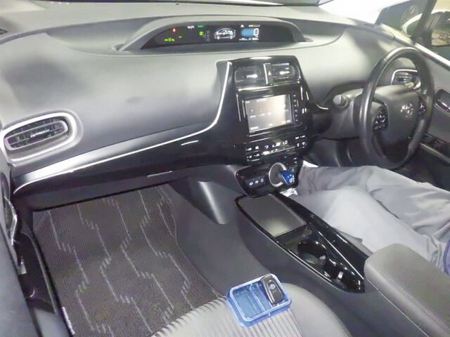 2021 Toyota Prius PHEV S Safety Package auction photo 3