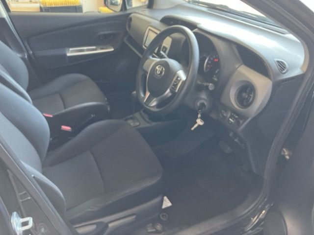 2015 Toyota Vitz F auction photo 4