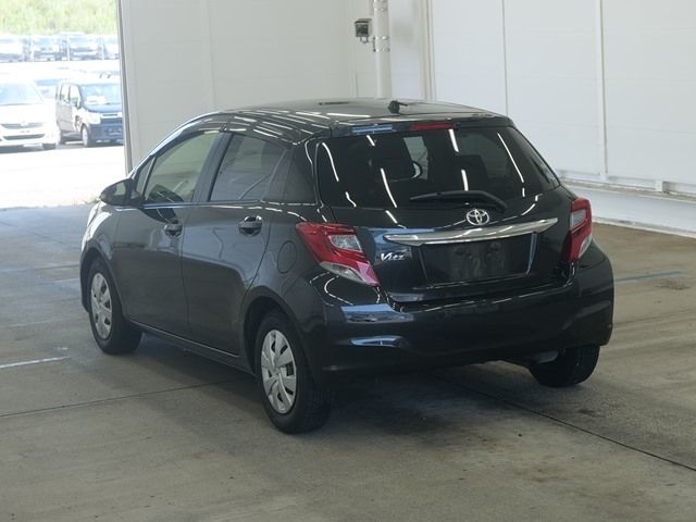 2015 Toyota Vitz F auction photo 2
