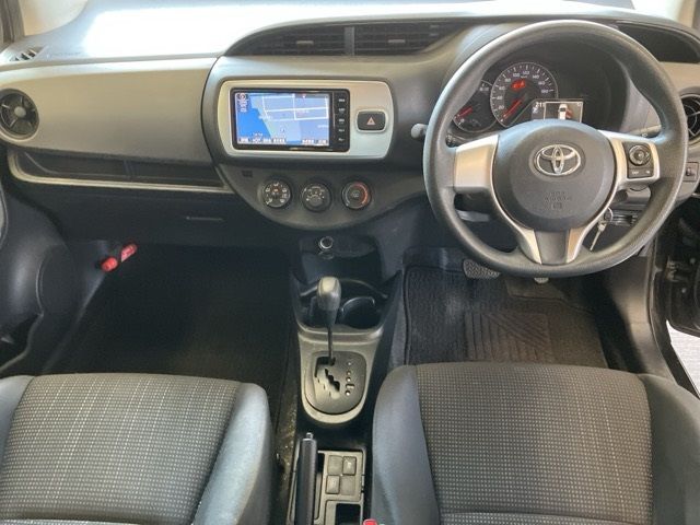 2015 Toyota Vitz F auction photo 5