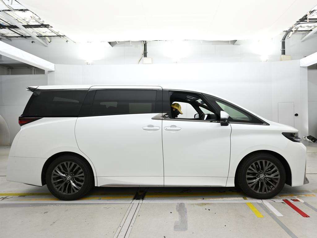 2025 Toyota Vellfire Z Premier auction photo 3