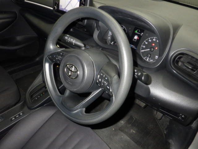 2021 Toyota Yaris ハイブリッドX auction photo 3