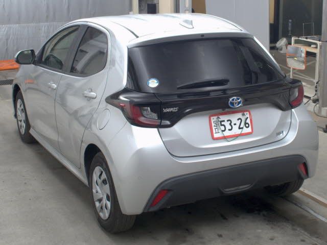 2021 Toyota Yaris ハイブリッドX auction photo 2